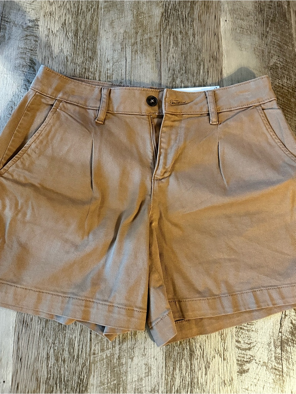 Sz 4 Women’s Tan Pleated Bermuda Shorts